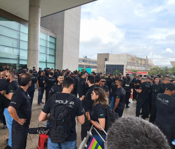 Policiais penais do DF protestam por regulamentação e reajustes salariais atrasados desde 2019