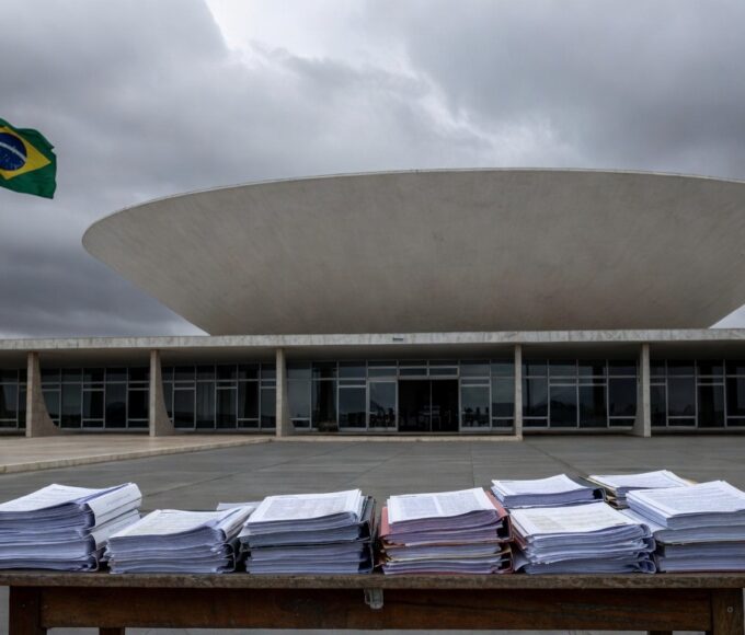 Edifício da CLDF em Brasília com documentos financeiros, representando aprovação de reestruturação de carreira e críticas por gastos excessivos no DF.