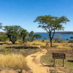 Paisagem da Serrinha do Paranoá em Brasília, com vegetação de cerrado e Lago Paranoá, anunciando parque ambiental.
