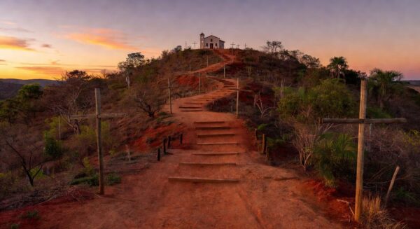 Um mês após a recuperação do filho, Tatiane Pacheco, 43, foi ao Morro da Capelinha para cumprir uma promessa (foto: Carlos Vieira ) - Carlos Vieira