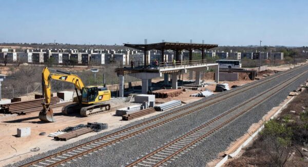 Obras de expansão da Linha 1 do Metrô-DF em Samambaia, com 23% de conclusão, mostrando trilhos e estruturas em construção.