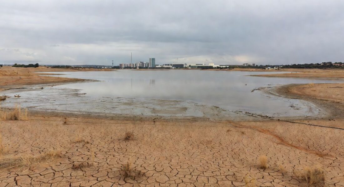 Infraestrutura de saneamento com vazamentos e falhas no abastecimento em rua de Brasília.