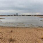 Infraestrutura de saneamento com vazamentos e falhas no abastecimento em rua de Brasília.