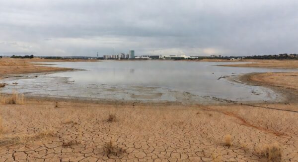 Infraestrutura de saneamento com vazamentos e falhas no abastecimento em rua de Brasília.