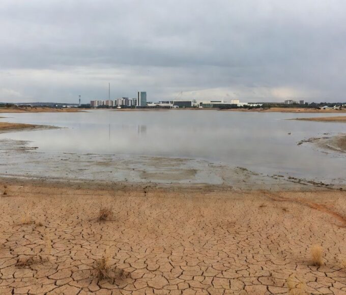 Infraestrutura de saneamento com vazamentos e falhas no abastecimento em rua de Brasília.