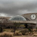 Documentos burocráticos em escritório de Brasília simbolizando lei ineficaz para reinserção de idosos no mercado de trabalho.