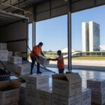 Caixas de vacinas contra Covid-19 chegando ao Distrito Federal do Ministério da Saúde.