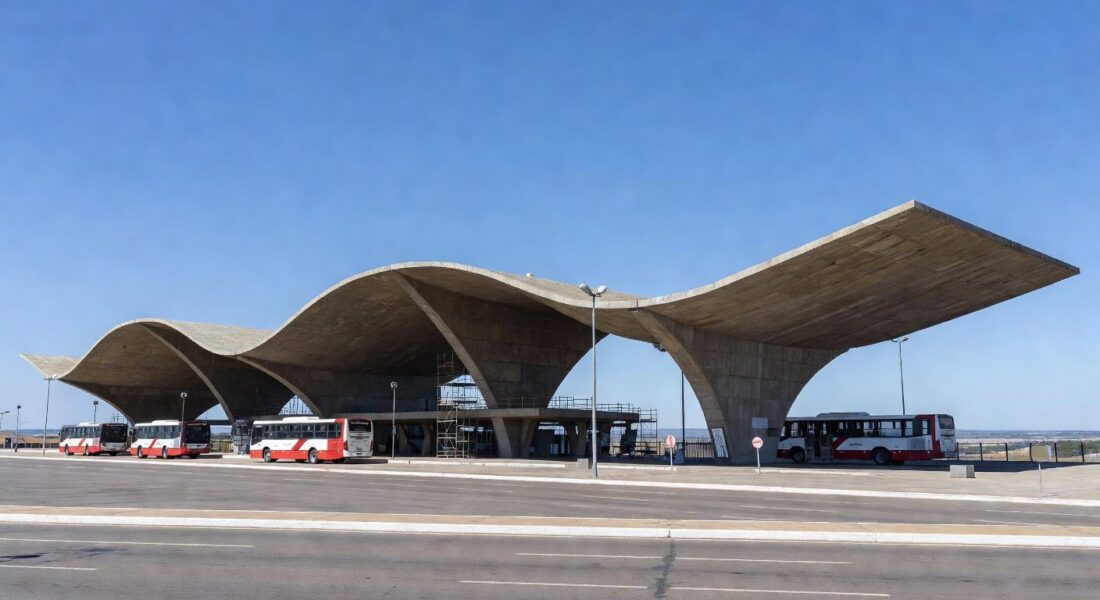 Vista da Rodoviária de Brasília com ônibus e arquitetura moderna, representando esforços para mitigar impactos da privatização.