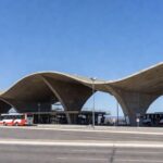 Vista da Rodoviária de Brasília com ônibus e arquitetura moderna, representando esforços para mitigar impactos da privatização.
