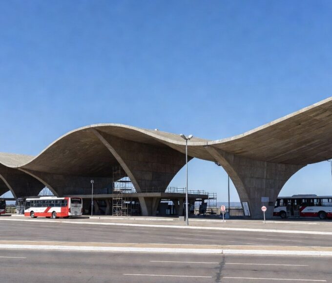 Vista da Rodoviária de Brasília com ônibus e arquitetura moderna, representando esforços para mitigar impactos da privatização.