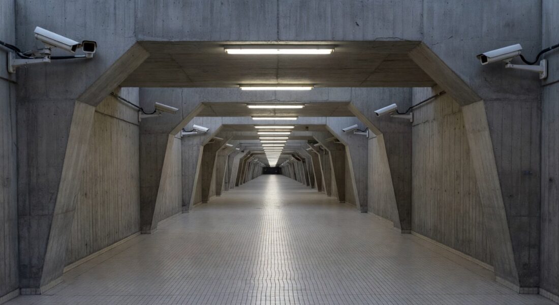 Passarela subterrânea no Plano Piloto de Brasília com câmeras de videomonitoramento instaladas.