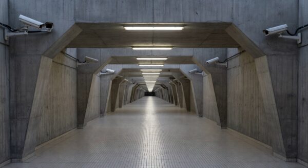 Passarela subterrânea no Plano Piloto de Brasília com câmeras de videomonitoramento instaladas.