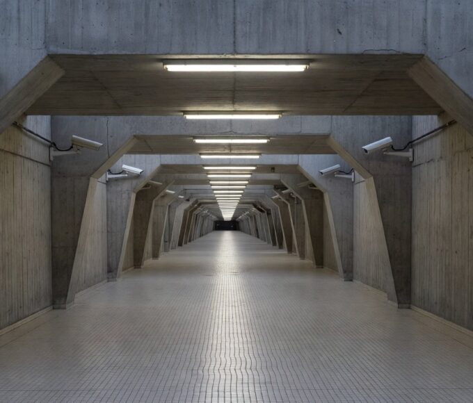 Passarela subterrânea no Plano Piloto de Brasília com câmeras de videomonitoramento instaladas.