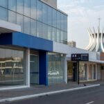 Rua comercial em Brasília representando desafios econômicos e planos para o comércio no DF.