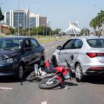 Cena de acidente de trânsito com colisão frontal entre carros e motocicleta no Eixo Rodoviário Sul, em Brasília.