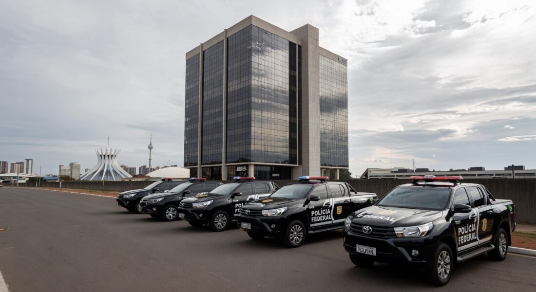 Viaturas da Polícia Federal em frente ao prédio do BRB em Brasília, operação contra corrupção no DF.