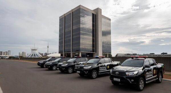 Viaturas da Polícia Federal em frente ao prédio do BRB em Brasília, operação contra corrupção no DF.
