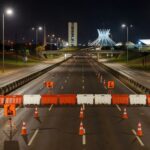 Via Buraco do Tatu em Brasília interditada à noite com cones e barreiras para manutenção de câmeras de monitoramento.