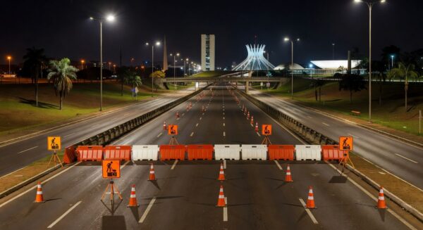 Via Buraco do Tatu em Brasília interditada à noite com cones e barreiras para manutenção de câmeras de monitoramento.