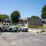 Viatura da PMDF em frente a casa em Ceilândia durante intervenção em caso de invasão armada e ameaças.