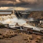 Barragem de Santa Maria transbordando após quatro anos, destacando vulnerabilidades no abastecimento do DF.