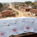 Paisagem rural em Planaltina com casas e documentos simbolizando regularização fundiária pelo GDF.