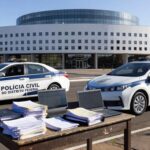 Viaturas da Polícia Civil em frente ao Banco de Brasília durante operação contra fraudes de R$ 10 milhões.