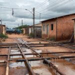 Ligações clandestinas de água em rua de Sucupira, com tubos improvisados e poças, expondo riscos graves no DF.