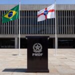Cerimônia de homenagem com bandeiras e viaturas da PMDF em Brasília.