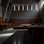 Smartphone e documentos de investigação em mesa da CLDF sobre denúncia de grampo