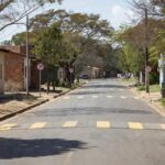 Rua no Setor de Indústrias do Gama com sinalização de Zona 30 e sentido único