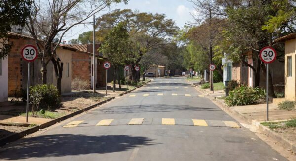 Rua no Setor de Indústrias do Gama com sinalização de Zona 30 e sentido único