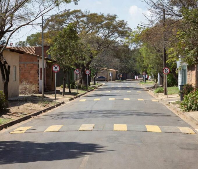 Rua no Setor de Indústrias do Gama com sinalização de Zona 30 e sentido único