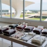 Centro de doação de sangue em Brasília com equipamentos médicos para vacinação prioritária
