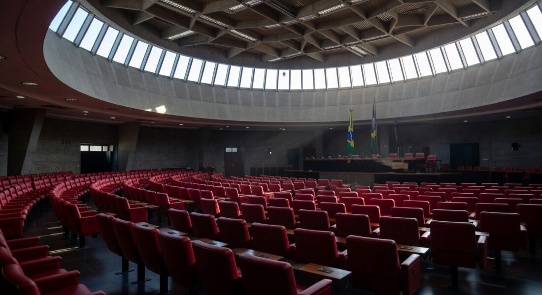 Plenário da Câmara do DF com documentos sobre piso salarial insuficiente para tradutores de Libras