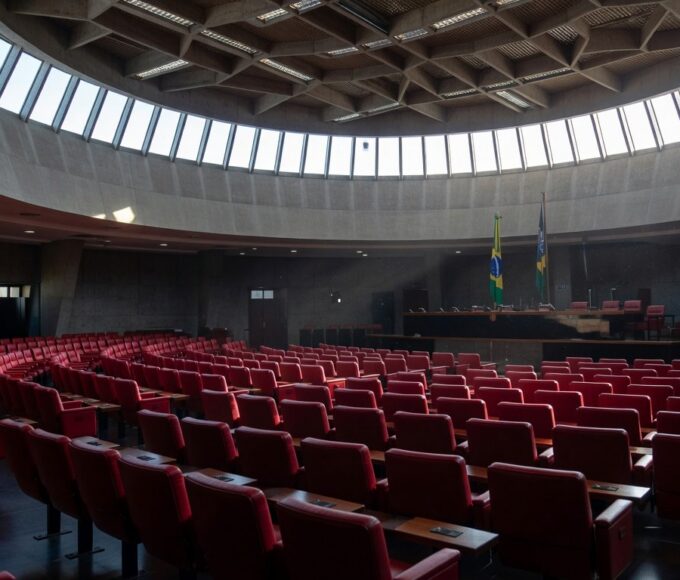 Plenário da Câmara do DF com documentos sobre piso salarial insuficiente para tradutores de Libras