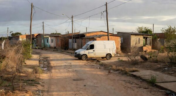 Vans da Caesb em atendimento móvel por falta de estrutura fixa no DF