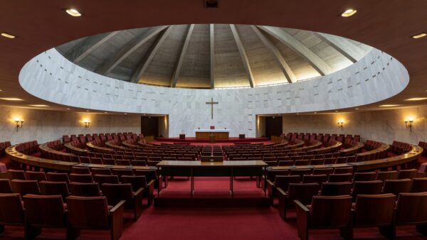Plenário da Câmara Legislativa do DF com homenagem religiosa à Shalom