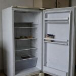 Mesa com refeição escassa representando insegurança alimentar entre idosos no DF