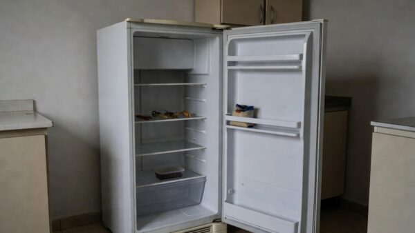 Mesa com refeição escassa representando insegurança alimentar entre idosos no DF