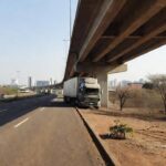 Carreta presa em viaduto da EPIA Sul no Distrito Federal
