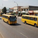 Ônibus do transporte público do GDF em frente a restaurante comunitário em Brasília