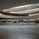 Sede da CLDF em Brasília com praça vazia simbolizando distância da população