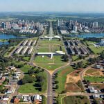 Vista aérea de regiões do DF mostrando contrastes urbanos e desigualdades no bem-estar