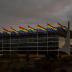 Bandeira arco-íris do orgulho LGBTI+ em frente ao Congresso Nacional em Brasília