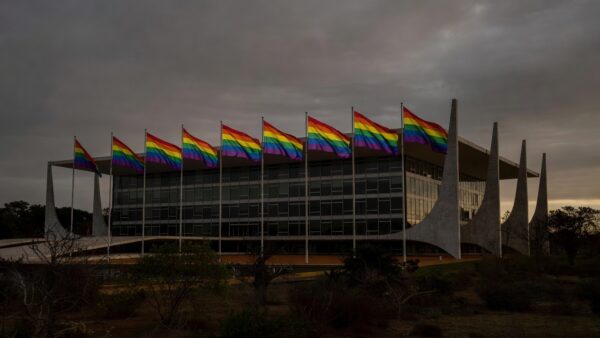 Bandeira arco-íris do orgulho LGBTI+ em frente ao Congresso Nacional em Brasília