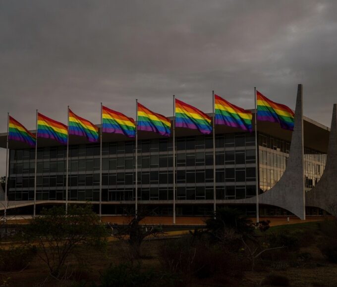 Bandeira arco-íris do orgulho LGBTI+ em frente ao Congresso Nacional em Brasília