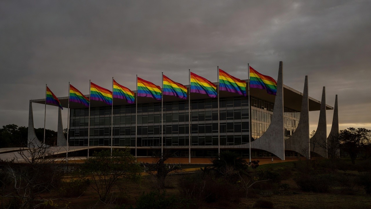 Bandeira arco-íris do orgulho LGBTI+ em frente ao Congresso Nacional em Brasília
