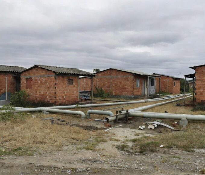 Casas em Fercal com medidores de água da Caesb e cobranças retroativas