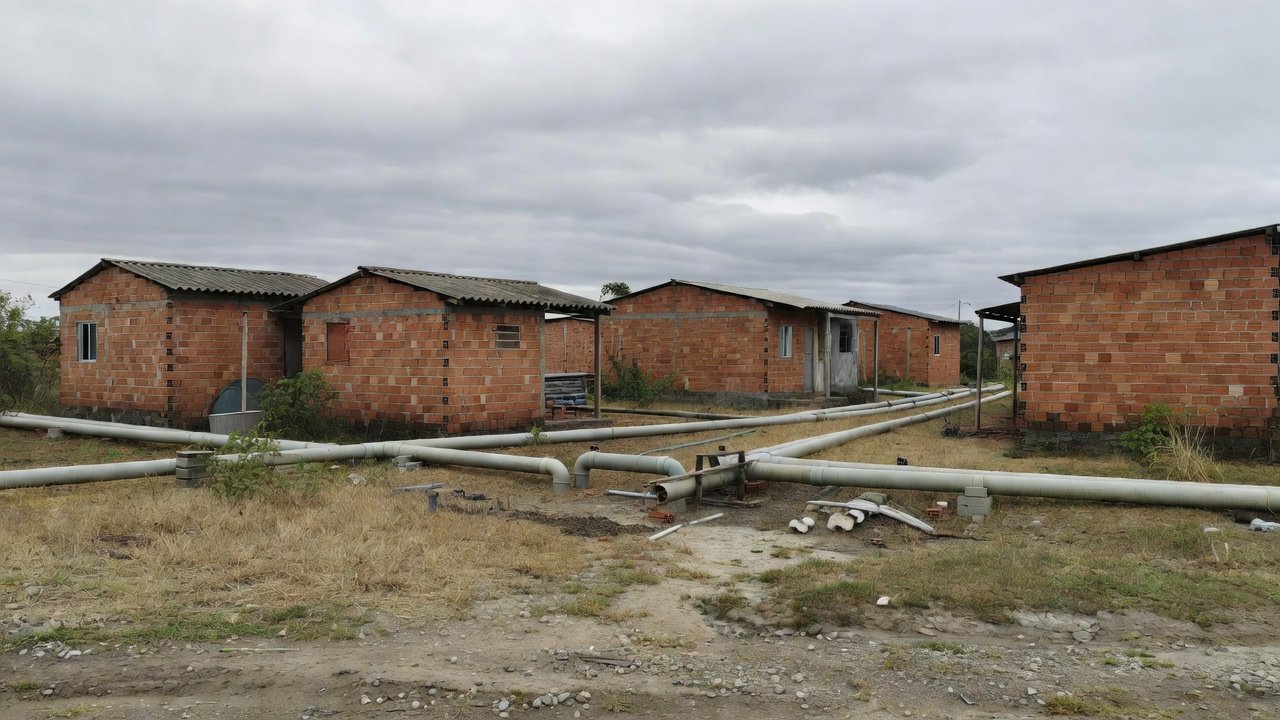 Casas em Fercal com medidores de água da Caesb e cobranças retroativas